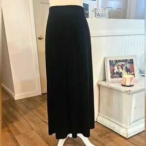 Lightly Worn - JONES NEW YORK - Black Velvet Maxi Skirt - Size M